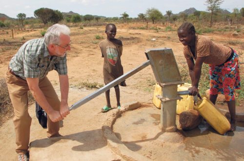Ohne Wasser kein Leben. Glücklich, wer einen Brunnen hat. Caritasdirektor Josef Marketz war in Uganda und konnte sich vor Ort ein Bild machen. (© Foto: Caritas Kärnten)