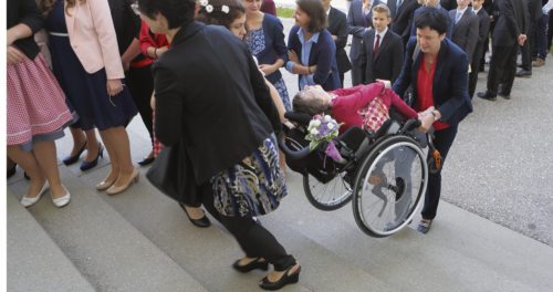 Wo ein Wille, da auch ein Weg: Mit allen Firmlingen kommt auch Jana über den Haupteingang in die Kirche. (© Foto: Haab) Wo ein Wille, da auch ein Weg: Mit allen Firmlingen kommt auch Jana über den Haupteingang in die Kirche. (© Foto: Haab)
