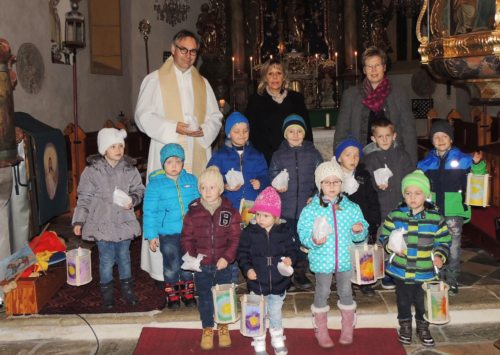 Kindergartenkinder mit ihren selbstgebastelten Laternen nach einer sehr schönen Martinsfeier mit Pfarrvorsteher Mag. Michael Golavčnik sowie Leiterin Angelika Krobath und Betreuerin Ingrid Kueschnig ( (© Foto: Franz Tschreschnig) Kindergartenkinder mit ihren selbstgebastelten Laternen nach einer sehr schönen Martinsfeier mit Pfarrvorsteher Mag. Michael Golavčnik sowie Leiterin Angelika Krobath und Betreuerin Ingrid Kueschnig ( (© Foto: Franz Tschreschnig)