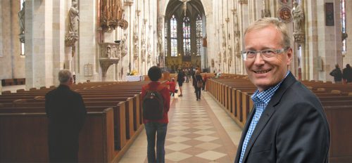 Werner Beutelmeyer, Chef des Linzer Market-Insitutes, analysierte die Religiosität und Kirchennähe der Österreicher. Sein Befund ist ernüchternd. Er enthält aber auch Ansätze für die Kirche, um dem Trend gegenzusteuern. (© Foto: bildcollage: haab)