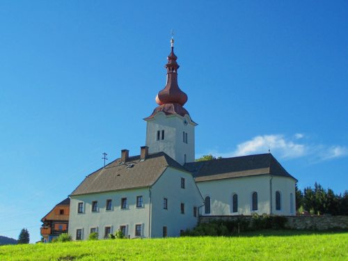 Pfarrkirche und Pfarrhof bilden den spirituellen Mittelpunkt des idyllischen Bergdorfes Forst. (© Foto: Mag. C. Smolle)