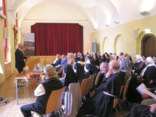 Rund 70 Ordensleute werden zum traditionellen Ordenstag im Kloster Wernberg erwartet (im Bild Ordenstag 2012).  (© Foto: Pressestelle)
