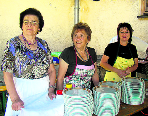 Wenn alle am gleichen Strang ziehen, wird vieles möglich:   Engagierte, ehrenamtliche Mitarbeiterinnen beim „schöpfungsfreundlichen Pfarrfest“ in Saak. (© Foto: Privat)