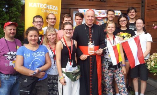 Kardinal Christoph Schönborn mit den Teilnehmern der Katholischen Jugend nach dem Sendungsgottesdienst in Wien    (© Foto: https://www.facebook.com/katholischejugend.karnten)