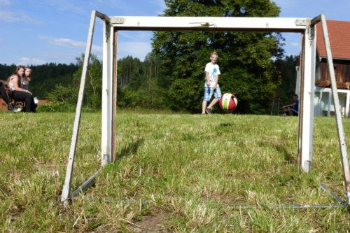Žoga, ki pomeni svet na dnevu podjunske mladine. (© Foto: zp)