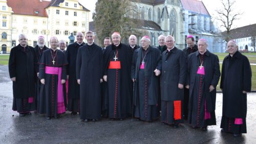 Mitglieder der Österreichischen Bischofskonferenz vor dem Münster der ehemaligen Zisterzienserabtei Salem. (© Foto: Österreichische Bischofskonferenz)