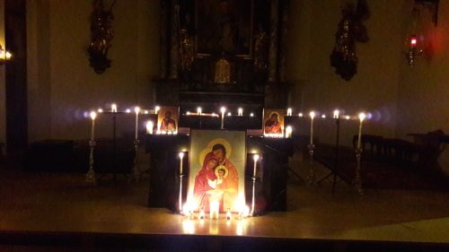 Die mit Kerzenlicht beleuchteten Ikonen vor dem Altar. (© Foto: Mag. Ulrich Kogler)