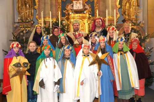 Erwachsene und Schüler gestalteten als Sternsinger den festlichen Dreikönigsgottesdienst in St. Marein mit (© Foto: Erwin Schaflechner)