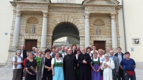 Gruppenfoto mit dem Neupriester und den Busreisenden aus Ferlach und St. Josef. (© Foto: Mag. Ulrich Kogler )