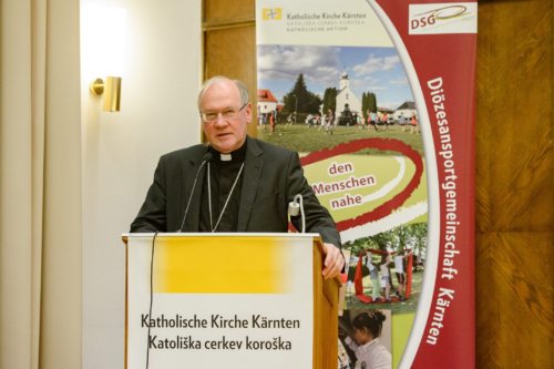 Diözesanbischof Schwarz bei seinen Grußworten (© Foto: DSG Kärnten/Hude)