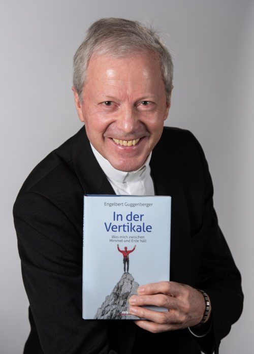 Generalvikar Guggenberger mit seinem jüngsten Buch (© Foto: pressestelle/neumüller)