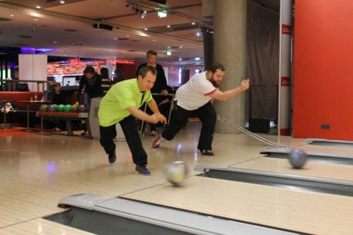 Alle Teilnehmer waren mit viel Elan und Freude dabei: Hier Karl-Martin (DSG Bowling & Kegeln, l..) und Erich (Special Olympics Kärnten, r.) (© Foto: DSG Kärnten/Auer)