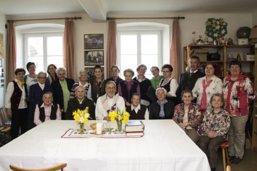 Vorne sitzend die Ältesten mit Geburtstagskind Pfarrer Wornik (© Foto: Foto Gutschi)