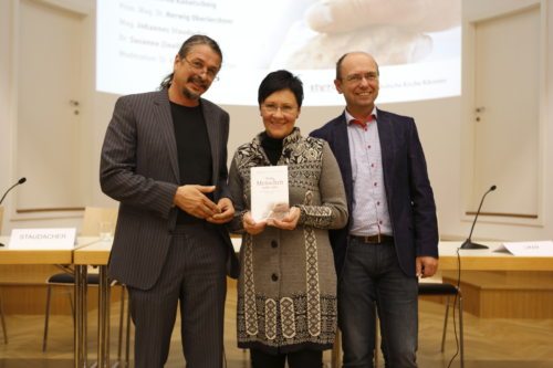 Styria-Verlegerin Schaffelhofer mit den Herausgebern Oberlerchner (l.) und Heschl (© Foto: Sonntag/Haab)