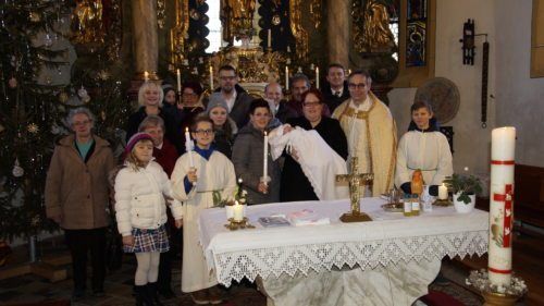 Die Tauffamilie mit Pfarrvorsteher Mag. Michael Golavčnik in der Pfarrkirche Neuhaus- Suha (© Foto: Familie Srienz (Maria Motschnig))