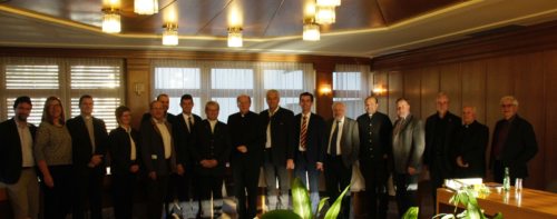 Diözesanbischof Schwarz mit den Bürgermeistern (und der Bürgermeisterin) und Priestern des Dekanates (© Foto: fotomax)
