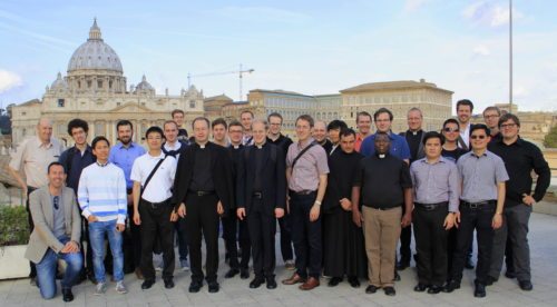 Gruppenfoto auf der Terrasse der Jesuiten. Im Hintergrund die Kuppel des Petersdomes. (© Foto: Priesterseminar)