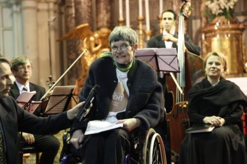 Dorothea Dehn, seit früher Kindheit im Rollstuhl, eröffnete das Konzert. Im Hintergrund Erich Schagerl und Manfred Hecking (Mitglieder Wiener Philharmoniker) und Bernarda Fink. (© Foto: Roderik van Kessenich)