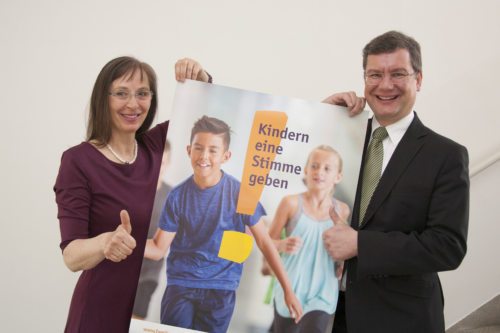 Gudrun Kattnig und Mag. Klaus Schöffmann präsentieren die Aktion “Kindern eine Stimme geben“ (© Foto: Haab)