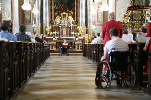 Sonntagsmesse in Klagenfurt-St. Egid: Die Lesung wird vom Rollstuhl aus gelesen. (© Foto: Haab)
