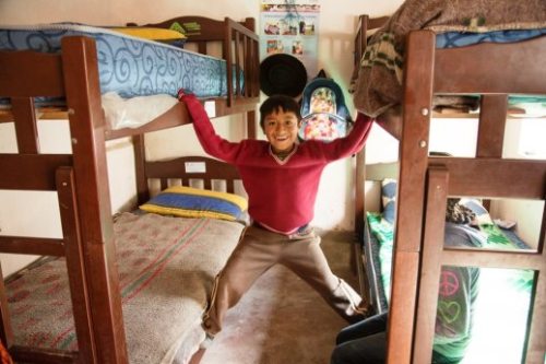 Der Schüler Fabian freut sich über neue Betten (© Foto: Fundación Pueblo / Bruder und Schwester in Not)