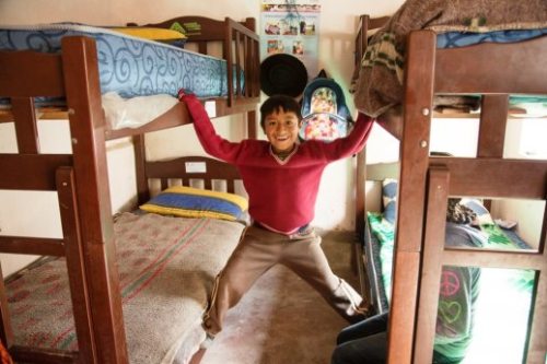 Der Schüler Fabian freut sich über neue Betten (© Foto: Fundación Pueblo / Bruder und Schwester in Not) Der Schüler Fabian freut sich über neue Betten (© Foto: Fundación Pueblo / Bruder und Schwester in Not)