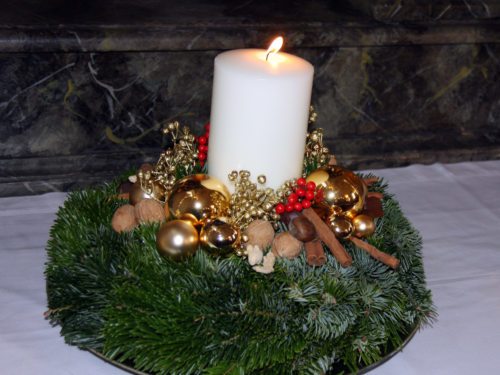 Advent - die erste Kerze brennt. (© Foto: fotogard)