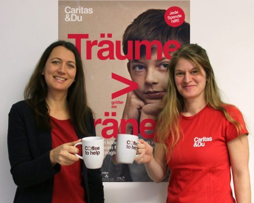 Caritas Mitarbeiterinnen Alexandra Blattnig (li.) und Theresa Sacher vor dem Plakat der Caritas-Kinderkampagne 2018 (© Foto: Caritas Kärnten)
