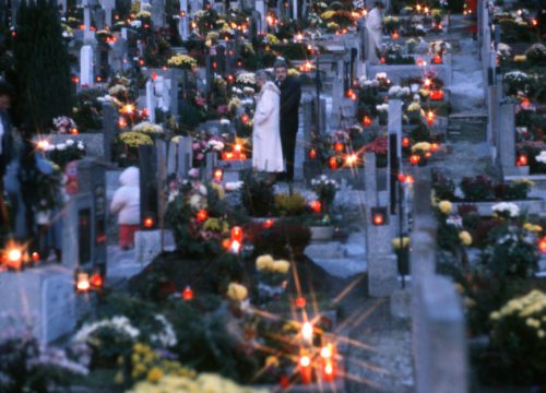 Zu Allerheiligen besuchen viele Menschen anlässlich der Gräbersegnungen die Gräber der Verstorbenen.  (© Foto: Pressestelle/Begsteiger)