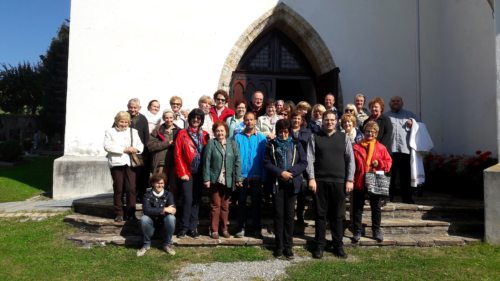 Die Reisegruppe vor dem Eingang zur Pfarrkirche St. Oswald (© Foto: Mag. Ulrich Kogler)