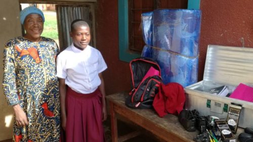 Bahati freut sich über die für den Besuch der Schule neu gekauften Schulsachen! (© Foto: Christa Thonhause - Bruder und Schwester in Not)