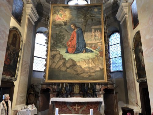 Altarraum der Kreuzberglkirche mit Fastentuch (c) St. Egid 2019