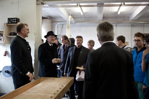 Begegnung mit Schülern in einer Werkstatt (© Foto: Katholische Jugend Kärnten)