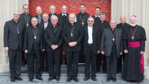 Sommervollversammlung der Österreichischen Bischofskonferenz in Mariazell - Gruppenfoto vor der Basilika (© Foto: Bischofskonferenz / Kuss)