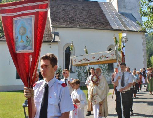 Feierliche Kirchtagsprozession mit Dechant Msgr. Ivan Olip (© Foto: Pfarre Neuhaus/Pölz)