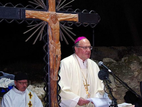 Diözesanbischof Alois Schwarz zelebrierte die Christmette 2012 mit einer großen Pilgerschar aus Kärnten auf den Hirtenfeldern von Bethlehem (© Foto: Lucien Lenzen) Diözesanbischof Alois Schwarz zelebrierte die Christmette 2012 mit einer großen Pilgerschar aus Kärnten auf den Hirtenfeldern von Bethlehem (© Foto: Lucien Lenzen)