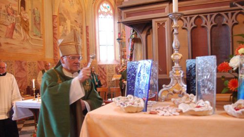 Bischof Schwarz segnet die Symbole für die Kontaktwoche: Glas-Keramik-Ikonen in Form eines Jakobsbrunnens. (© Foto: V. Gotthardt)