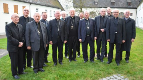 Die österreichischen Bischöfe bei ihrer Herbstkonferenz im Benediktinerstift Michelbeuern (© Foto: Paul Wuthe / Kathpress)