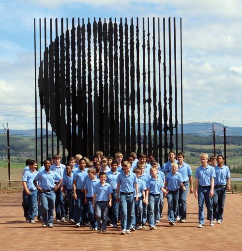 Boys vor der Nelson Mandela Skulptur (© Foto: Drakensberg Boys Choir)