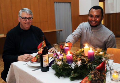 Pfarrer Gracher und Kaplan Mavudila laden zur Feier des Heiligen Abend in den Pfarrhof Feldkirchen ein. (© Foto: Pressestelle/Schusser)