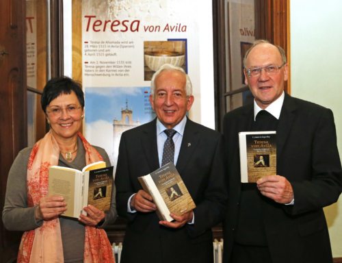 Bischof Schwarz mit Verlegerin Schaffelhofer und Buchautor Sagardoy (© Foto: Pressestelle/Eggenberger )