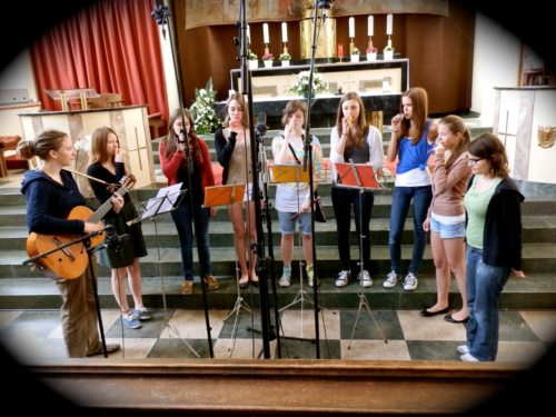 140 Jugendliche beteiligten sich am Projekt “Songs4you(th)“. (Im Bild: der Jugendchor Maria Saal bei der CD-Aufnahme) (© Foto: KJ) 140 Jugendliche beteiligten sich am Projekt “Songs4you(th)“. (Im Bild: der Jugendchor Maria Saal bei der CD-Aufnahme) (© Foto: KJ)