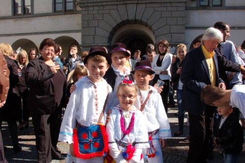 S ponosom so mladi Hrvati iz Bosne ob nedelji narodov pokazali svojo pisano narodno nošo. (© Foto: vg)