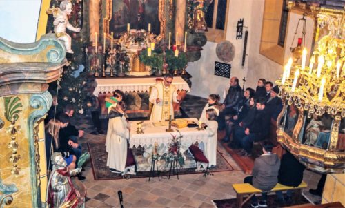 Christmette in der Pfarrkirche in Neuhaus- Suha (© Foto: Rosina Katz-Logar)