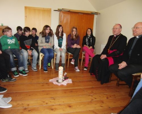 Herr Bischof und Pfarrer Gfrerer im Kreise der Firmlinge (© Foto: Sabine Zehentner) Herr Bischof und Pfarrer Gfrerer im Kreise der Firmlinge (© Foto: Sabine Zehentner)