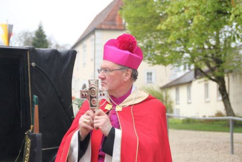 Bischof Schwarz war Reliquienträger beim diesjährigen Sankt-Georgs-Ritt in Ochsenhausen (© Foto: Kerstin Leitschuh)
