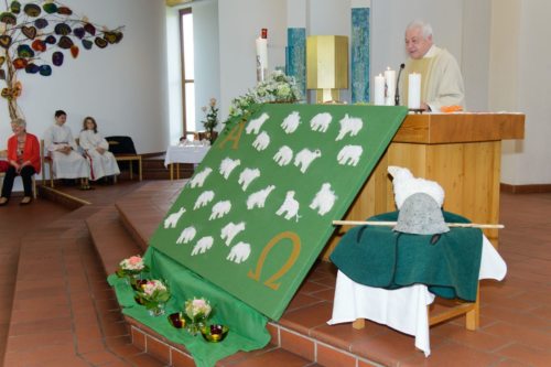 Das selbst angefertigte Bild zur Erstkommunion mit den 21 Schafen (© Foto: Sabine Fritz)