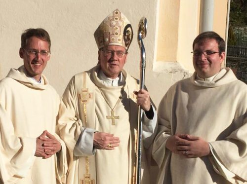 Bischof Schwarz mit den beiden neuen Diakonen Georg Granig (l.) und Ulrich Kogler (© Foto: Floriane Granig)