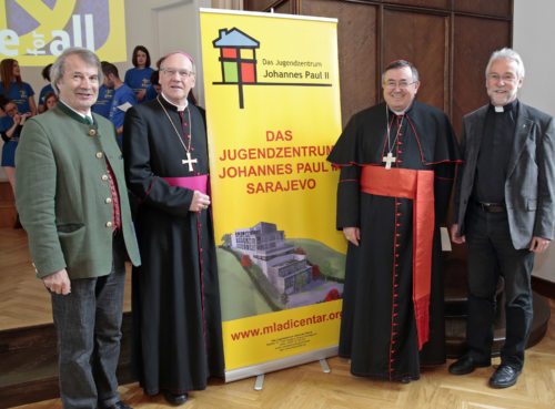 Gegenseitige Besuche als wichtiger Teil der Diözesanpartnerschaft (im Bild: Schwarz, Puljic, Marketz und Haber beim Friedensfest zugunsten des Jugendzentrums Johannes Paul II. 2014 in Klagenfurt) (© Foto: Pressestelle/Eggenberger) Gegenseitige Besuche als wichtiger Teil der Diözesanpartnerschaft (im Bild: Schwarz, Puljic, Marketz und Haber beim Friedensfest zugunsten des Jugendzentrums Johannes Paul II. 2014 in Klagenfurt) (© Foto: Pressestelle/Eggenberger)