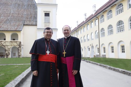 Gegenseitige Besuche sind fixer Bestandteil der Diözesanpartnerschaft (im Bild: Kardinal Puljic und Bischof Schwarz im Stift St. Georgen/Längsee).  (© Foto: Pressestelle)
